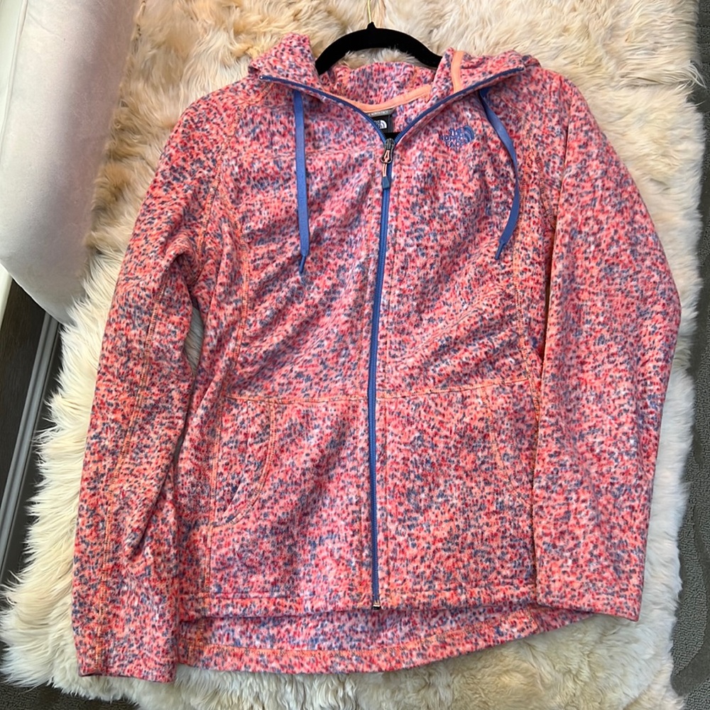 Full-zip hooded North Face jacket! 💗💙🕊
